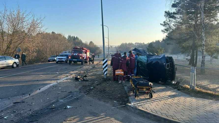 В Слониме "скорая" протаранила и перевернула BMW