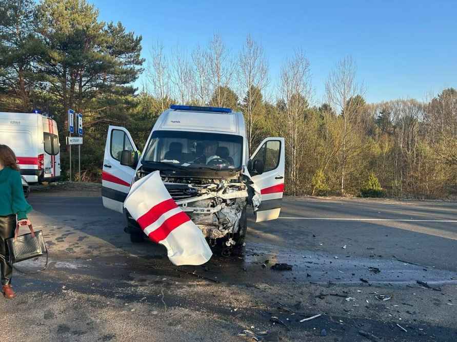 В Слониме скорая протаранила и перевернула BMW
