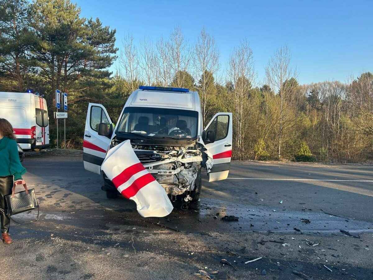 В Слониме скорая протаранила и перевернула BMW