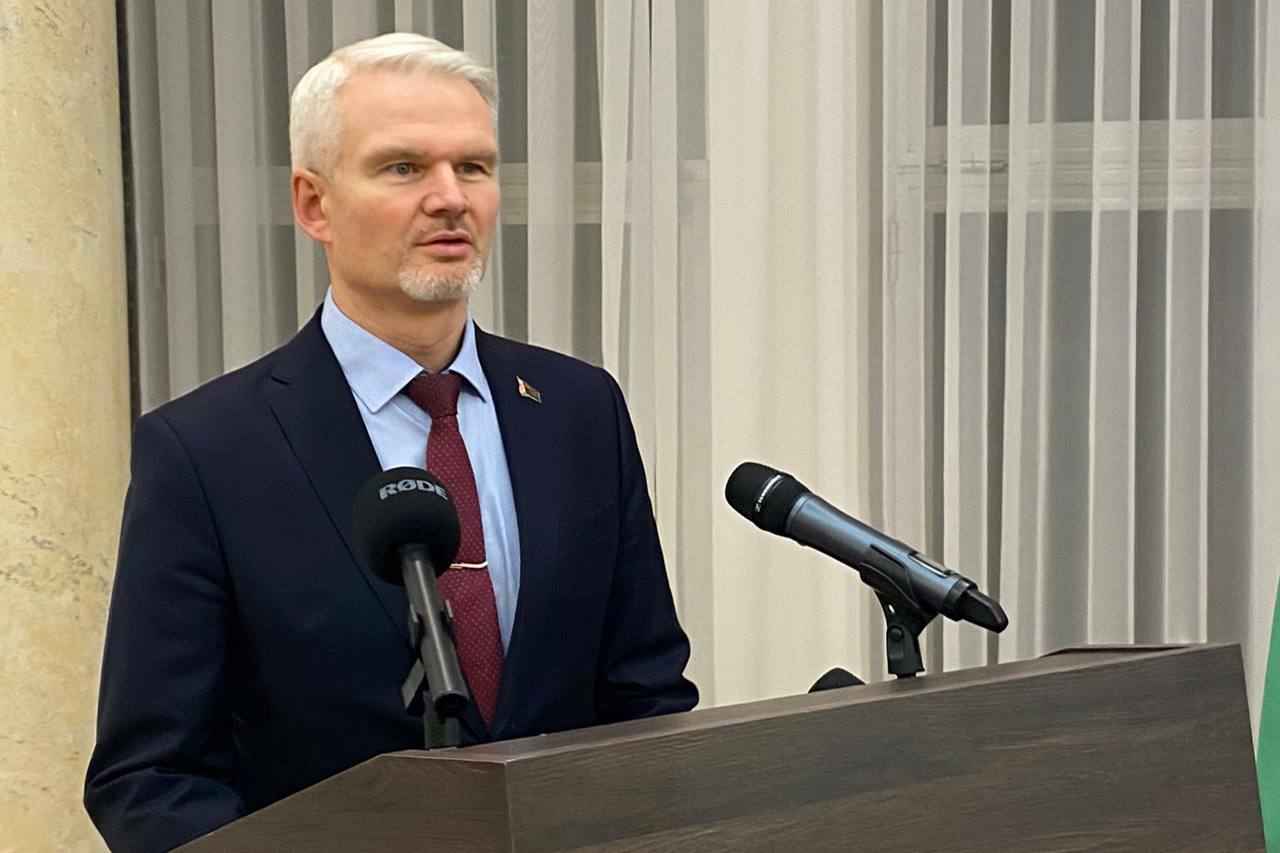 МИД отреагировал на "негуманное" блокирование Visa белорусских карт в Европе