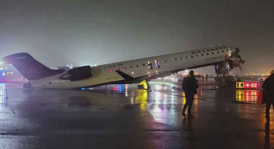 В Нью-Йорке самолёт столкнулся с пожарной машиной