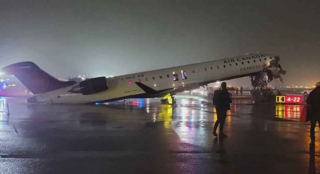 В Нью-Йорке самолёт столкнулся с пожарной машиной