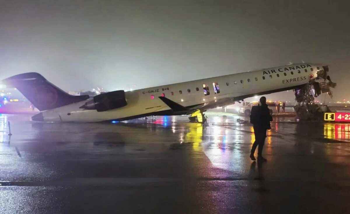 В Нью-Йорке самолёт столкнулся с пожарной машиной
