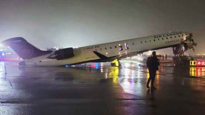 В Нью-Йорке самолёт столкнулся с пожарной машиной