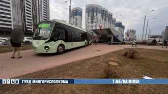В Минске троллейбус без водителя выехал на тротуар