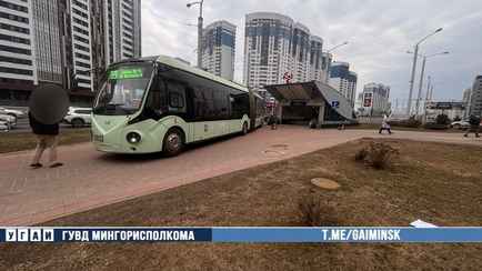 В Минске троллейбус без водителя выехал на тротуар