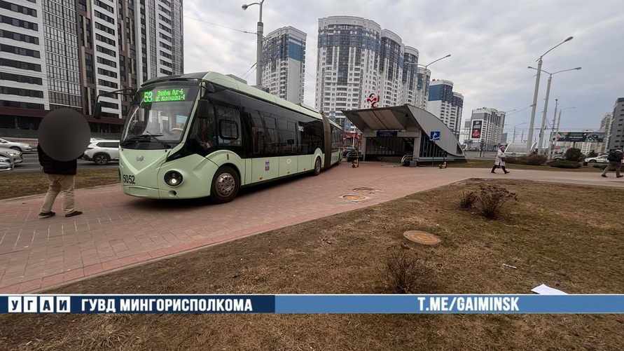 В Минске троллейбус без водителя выехал на тротуар