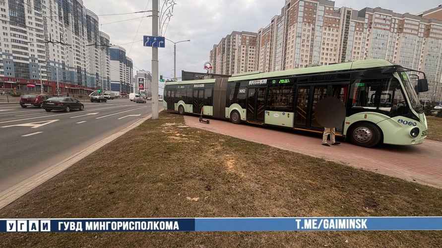 В Минске троллейбус без водителя выехал на тротуар