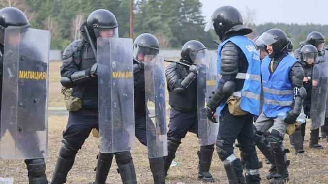 В Пинске МВД тренировалось «пресекать массовые беспорядки» с помощью спецсредств