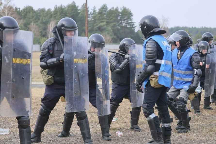 В Пинске МВД тренировалось «пресекать массовые беспорядки» с помощью спецсредств