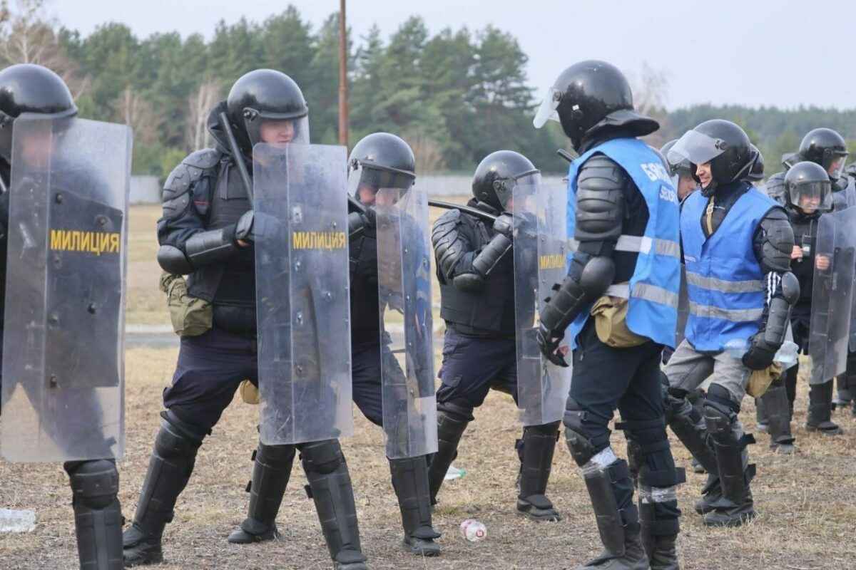 В Пинске МВД тренировалось «пресекать массовые беспорядки» с помощью спецсредств