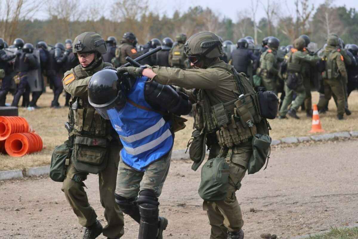 В Пинске МВД тренировалось «пресекать массовые беспорядки» с помощью спецсредств