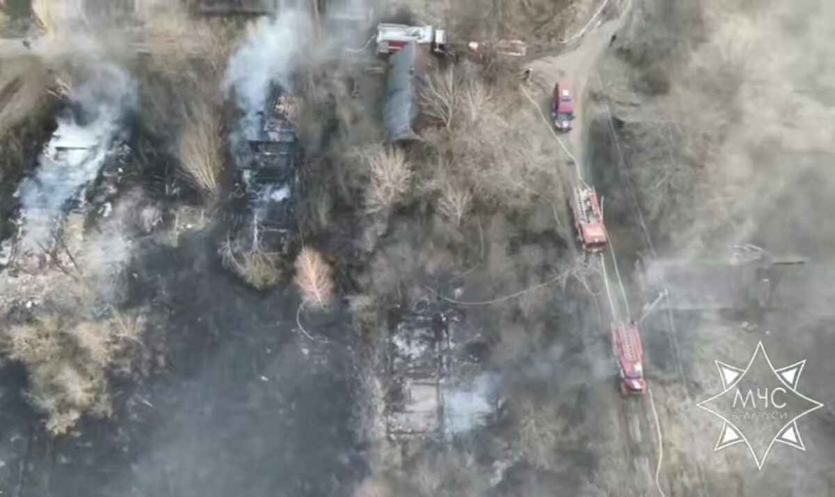 В Пружанском районе загорелась деревня
