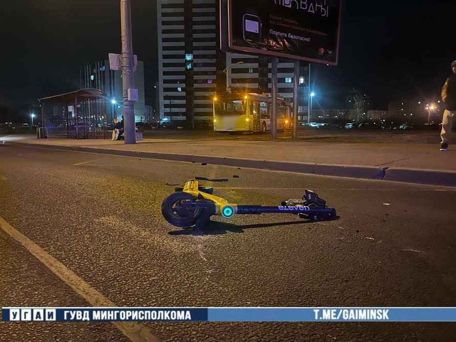 ГАИ Минска обвинила сбитую троллейбусом самокатчицу в непредоставлении преимущества. Ехала на зелёный