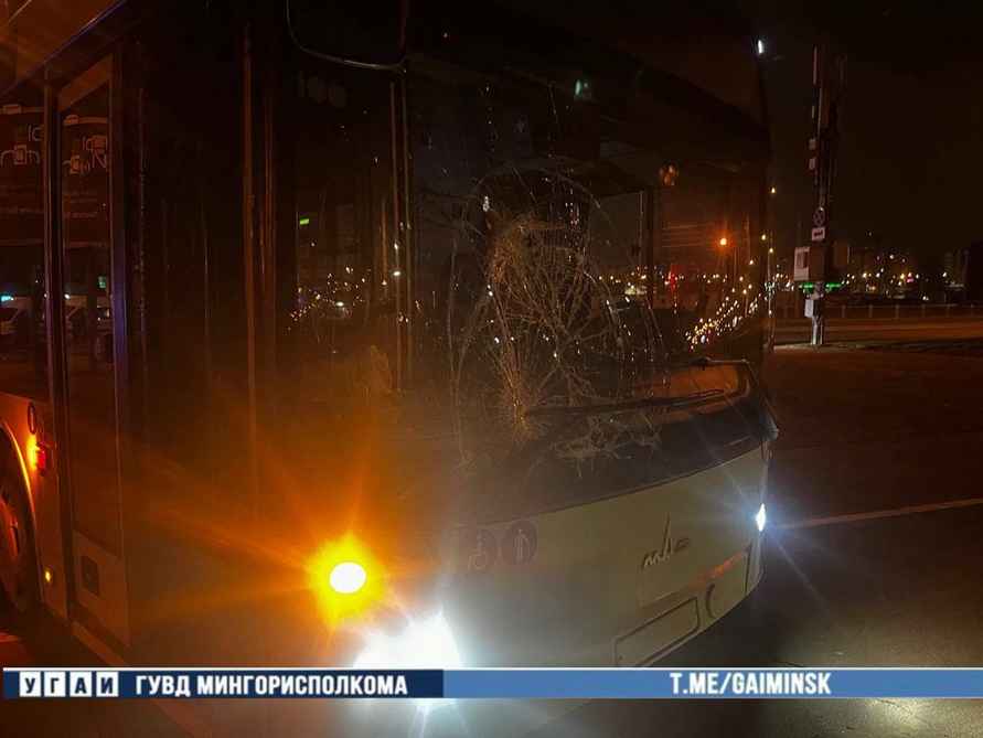 ГАИ Минска обвинила сбитую троллейбусом самокатчицу в непредоставлении преимущества. Ехала на зелёный