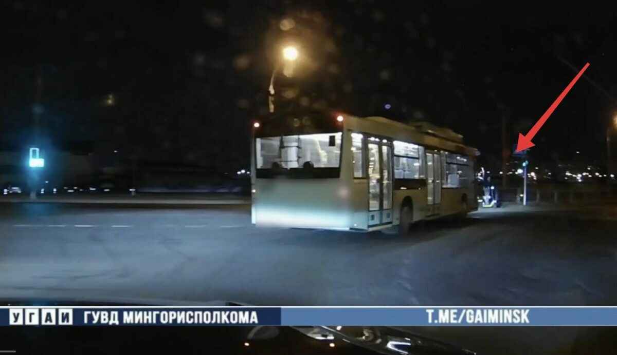 ГАИ Минска обвинила сбитую троллейбусом самокатчицу в непредоставлении преимущества. Ехала на зелёный