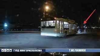 ГАИ Минска обвинила сбитую троллейбусом самокатчицу в непредоставлении преимущества. Ехала на зелёный