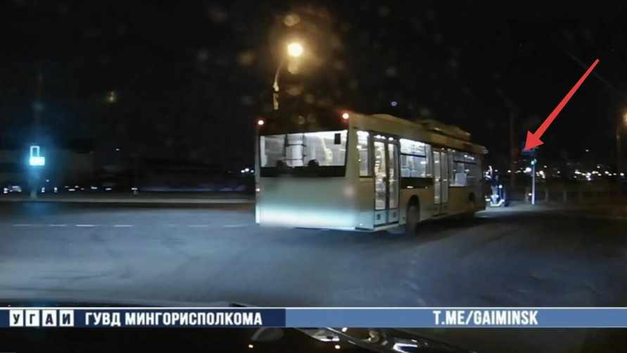 ГАИ Минска обвинила сбитую троллейбусом самокатчицу в непредоставлении преимущества. Ехала на зелёный