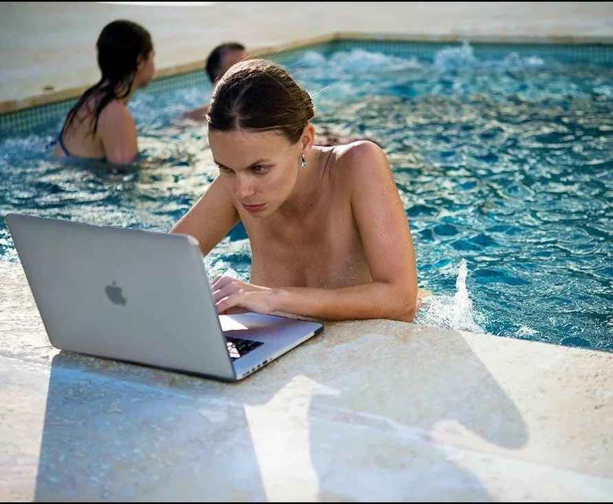 Украина назначила почетным консулом модель откровенных фото