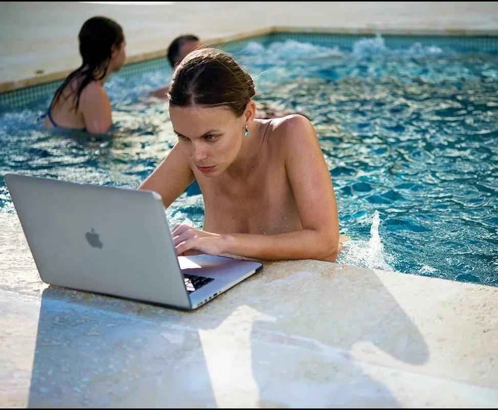 Украина назначила почетным консулом модель откровенных фото