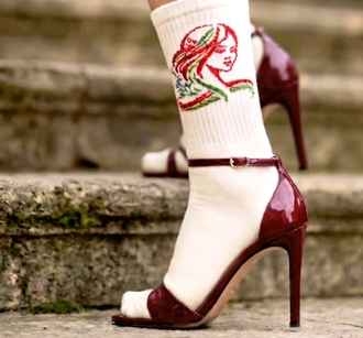 Брестская фабрика выпустила носки с «квинтэссенций женских качеств»