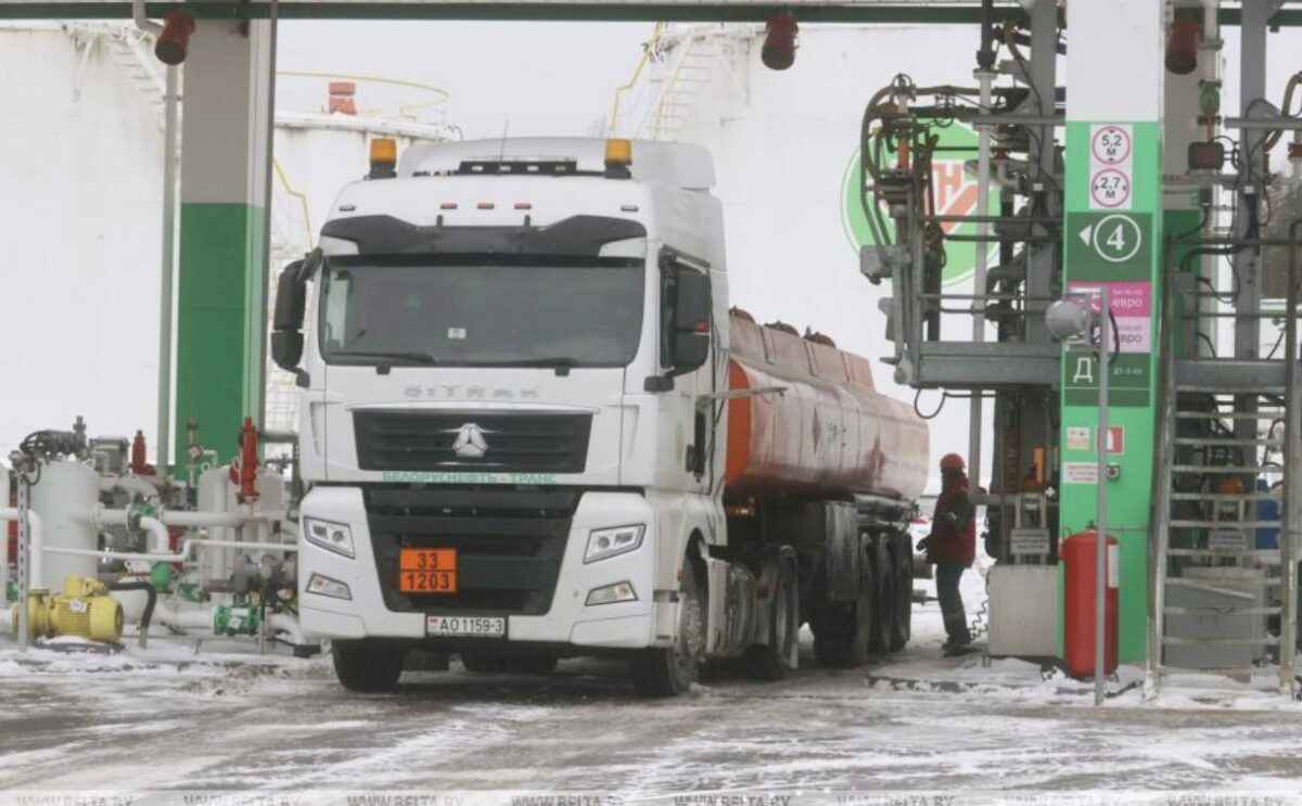 «Белоруснефть» позвала водителей на зарплату на 37% выше средней. Какие требования