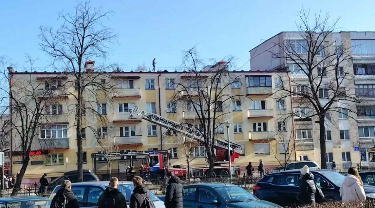 В Бресте мужчина устроил переполох, свесившись с края крыши 4-этажного дома: "Отвлекающий маневр"