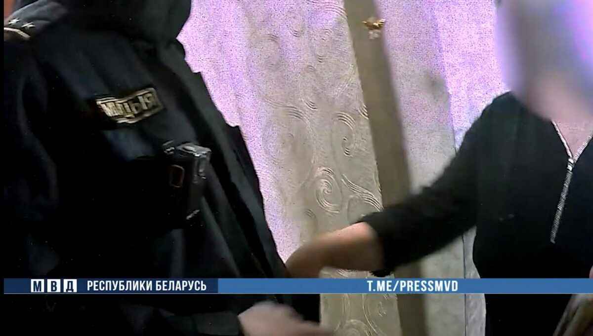 В Слуцке самогонщица насильно "положила купюры в карманы милиционеров"