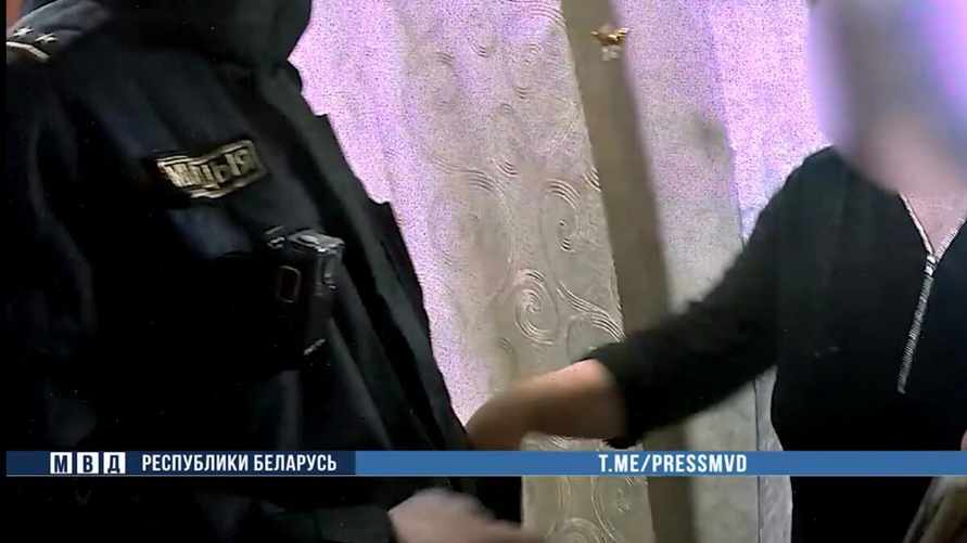 В Слуцке самогонщица насильно "положила купюры в карманы милиционеров"