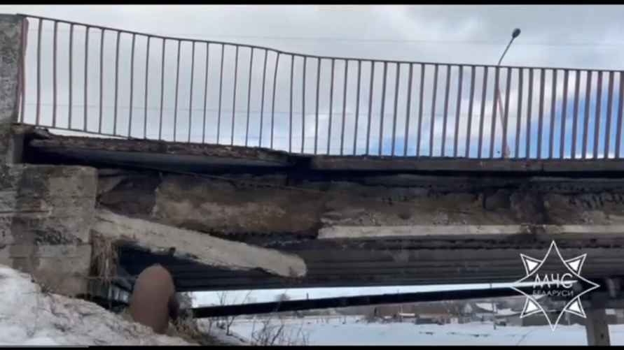 В Бобруйске наклонился мост над железной дорогой