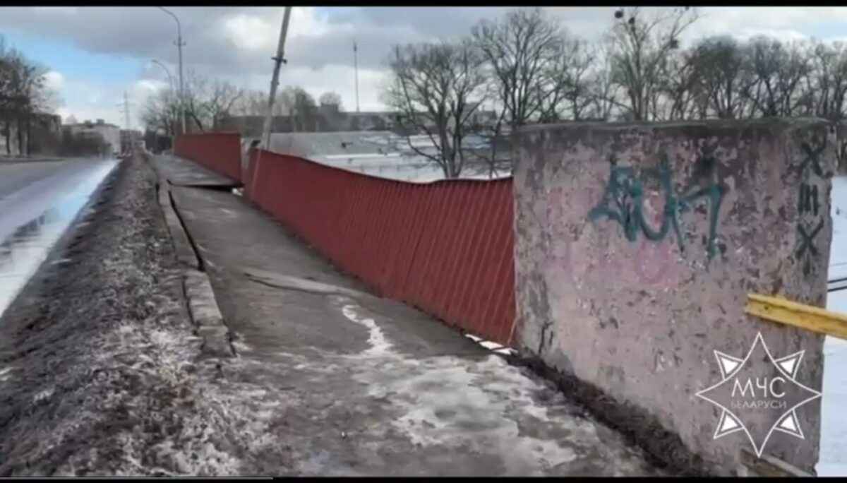 В Бобруйске наклонился мост над железной дорогой