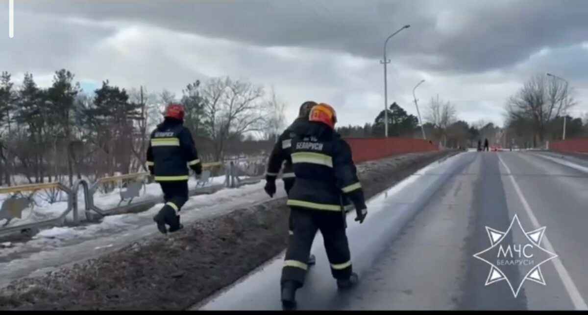 В Бобруйске наклонился мост над железной дорогой