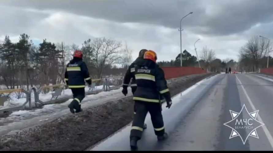 В Бобруйске наклонился мост над железной дорогой