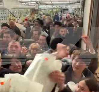 Жители Москвы устроили штурм теплиц с тюльпанами