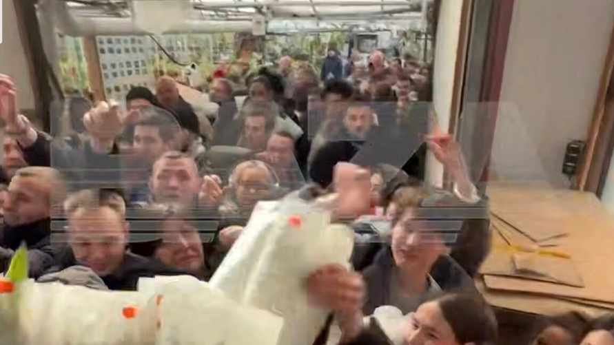 Жители Москвы устроили штурм теплиц с тюльпанами