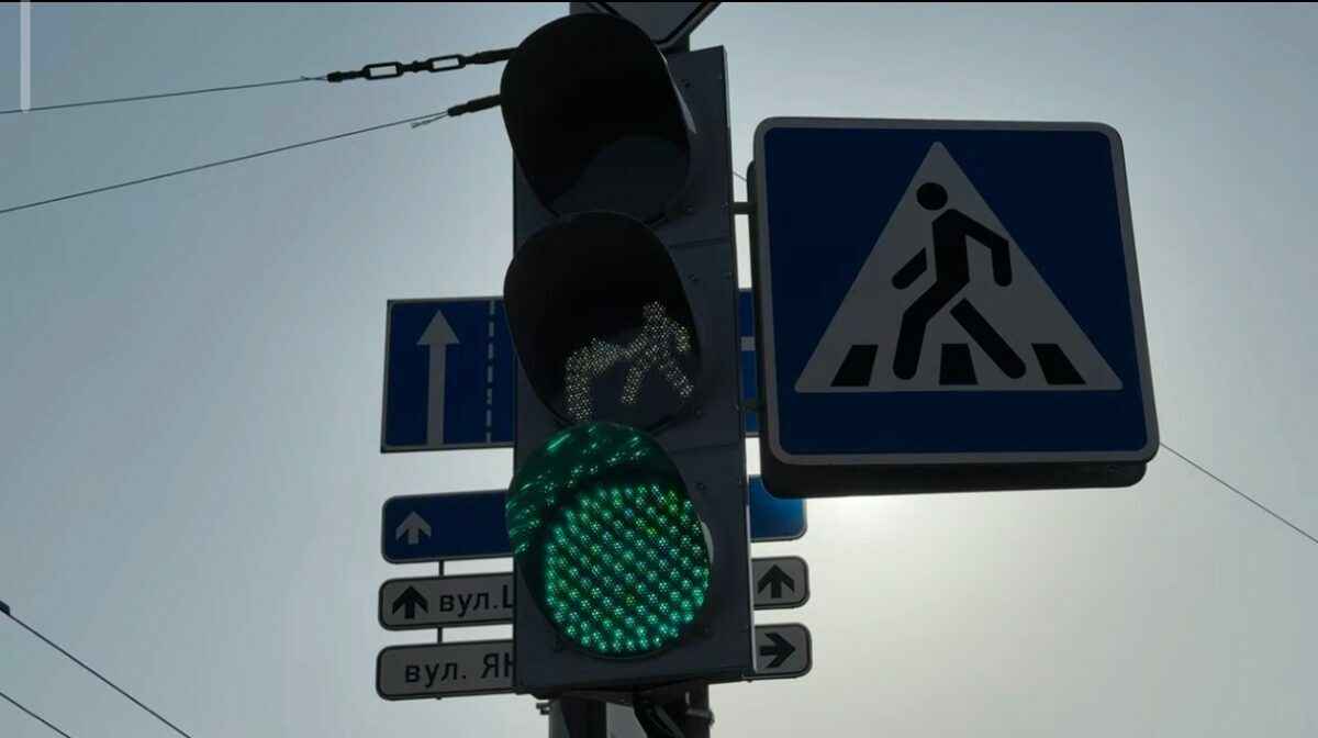 В Минске появились светофоры с четырьмя цветами: красный, жёлтый, бело-лунный и зелёный