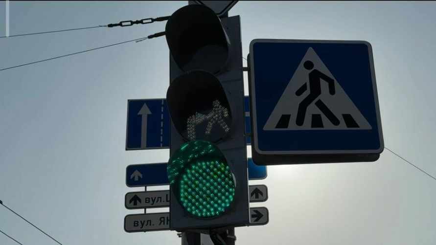 В Минске появились светофоры с четырьмя цветами: красный, жёлтый, бело-лунный и зелёный