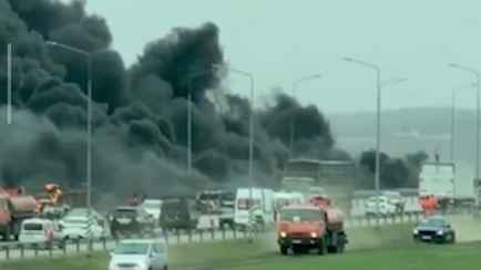 В России на трассе взорвался бензовоз. Есть погибшие