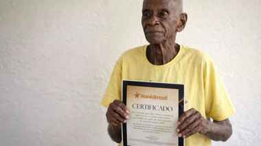 Самый старый человек на Земле курит и пьет по три чашки кофе в день в свои 118 лет