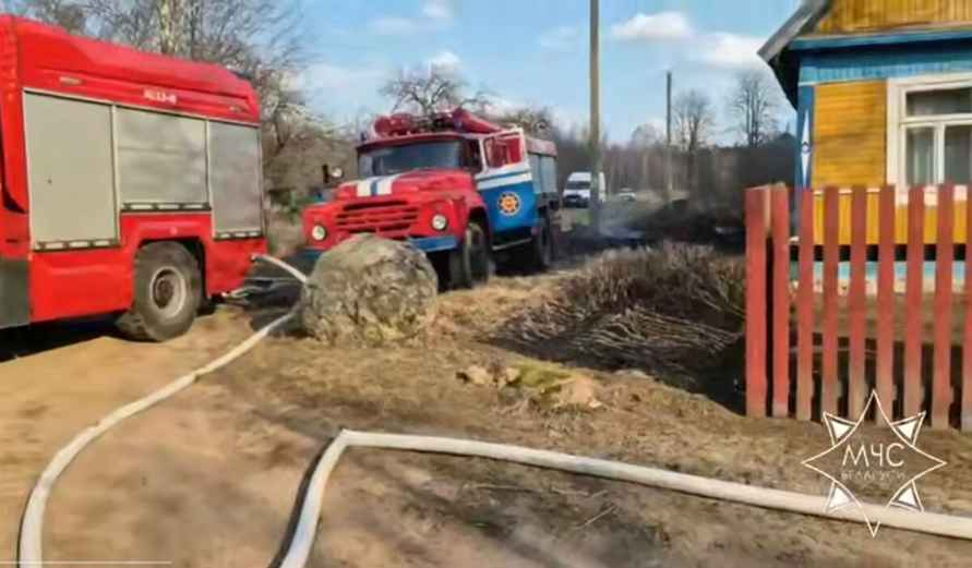 В Пружанском районе загорелась деревня