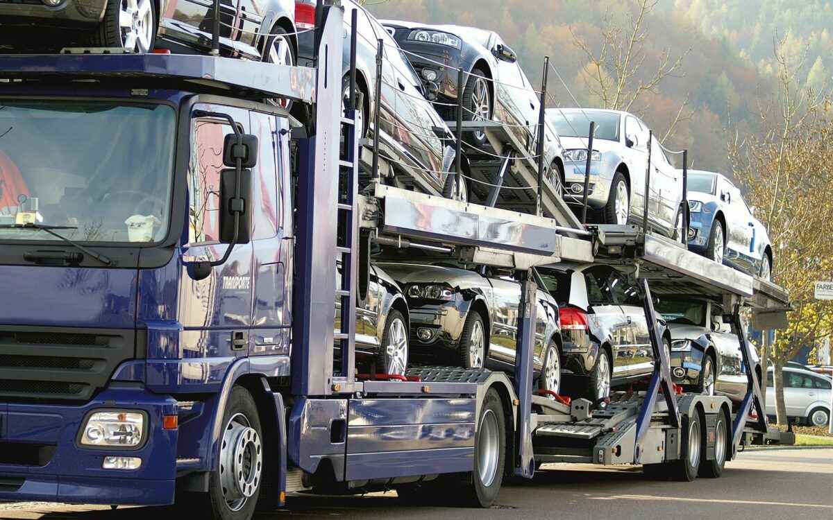 Дилеры потребовали выровнять условия ввоза автомобилей для юрлиц с простыми белорусами: "Теряем рынок"