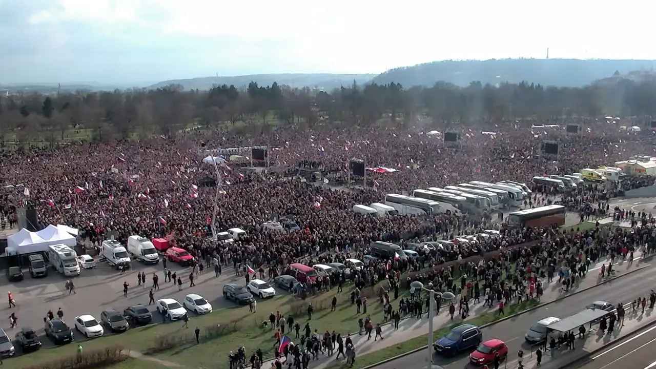В Чехии сотни тысяч вышли на демонстрацию против правительства