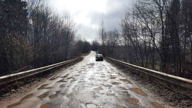 На десятках трасс двух областей Беларуси на время весенней распутицы ввели ограничения для авто