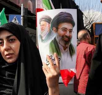 Лежит в коме? The Sun сообщило о тяжёлом состоянии нового верховного лидера Ирана