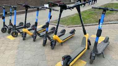 Минские власти запретили оставлять кикшеринговые самокаты где угодно