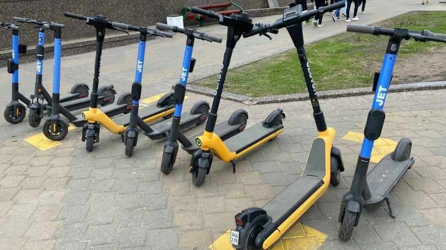 Минские власти запретили оставлять кикшеринговые самокаты где угодно