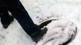 Пенсионерка в Червене упала в открытый люк и погибла