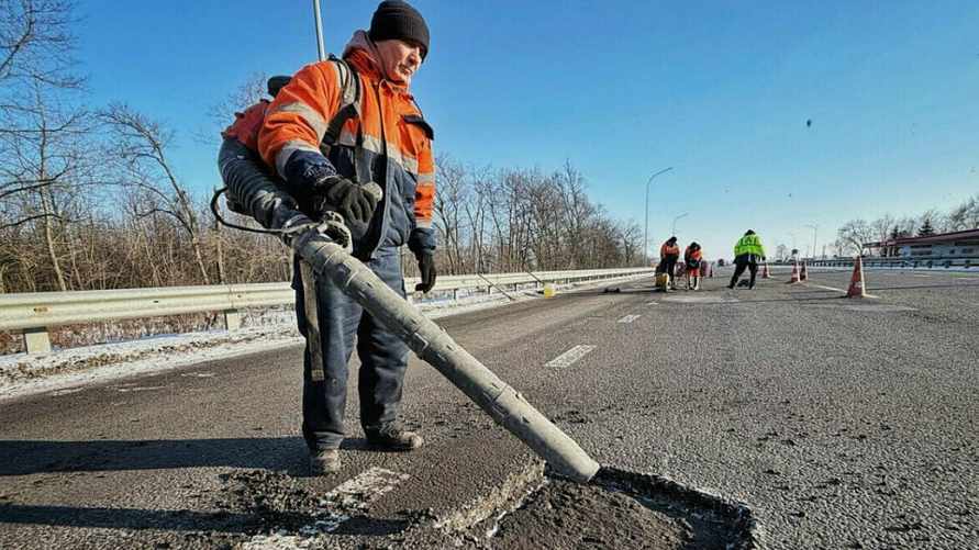 Минтранс назвал точную дату, когда отремонтируют все дороги в Беларуси после зимы