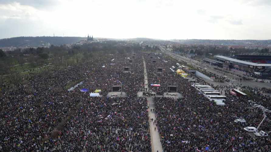 В Чехии сотни тысяч вышли на демонстрацию против правительства