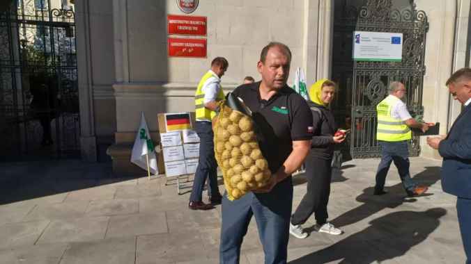 Польские фермеры бесплатно раздают тонны картошки. Но разбирают неохотно